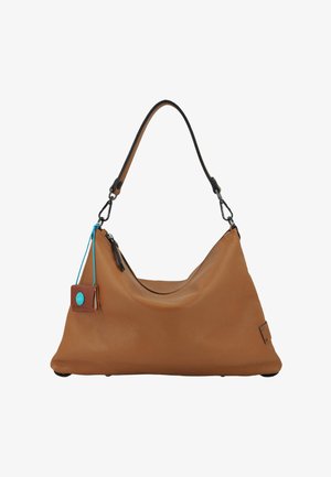 Borsa a tracolla in pelle marrone con tracolla nera rimovibile, cerniera nera e piccolo tag con accento blu appeso di lato.