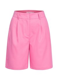 Pantaloni corti rosa su misura con vita alta, dettaglio plissettato sul davanti e una texture di tessuto liscia. Presentano un orlo pulito e nessun fissaggio visibile.