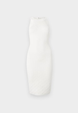 Robe blanche sans manches jusqu'aux genoux avec un col montant et un motif texturé subtil sur le tissu, présentée sur un fond uni.