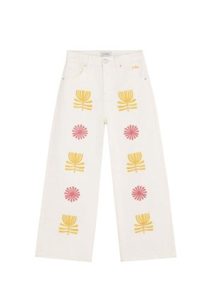 Pantalones blancos de pierna ancha con bordado floral amarillo y rosa en filas verticales en la parte delantera, bolsillos frontales y cierre de botones.