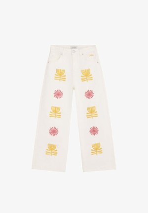 Białe spodnie o szerokich nogawkach z przodu zdobione żółto-różowym haftem kwiatowym ułożonym w pionowe rzędy, z przednimi kieszeniami i zapięciem na guziki.
