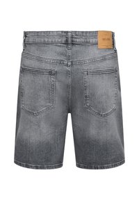 Short en denim gris avec deux poches à l'arrière et une étiquette en cuir marron de la marque "ONLY & SONS" sur la ceinture.