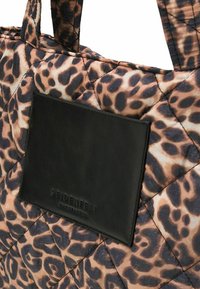 Borsa a tracolla trapuntata con motivo leopardato, dotata di una toppa in pelle nera con logo rilievo e manici neri.