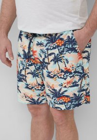 Schwimmshorts mit einem tropischen Blumenmuster in Blau, Orange und Pink auf einem hellen Hintergrund, mit einem Kordelzugbund und einer Seitentasche.
