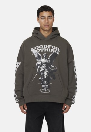 Hoodie vert olive arborant un graphique central d'une figure ailée tenant une épée. Texte "GOOD FOR NOTHING" en gras blanc, manches longues avec des accents blancs.