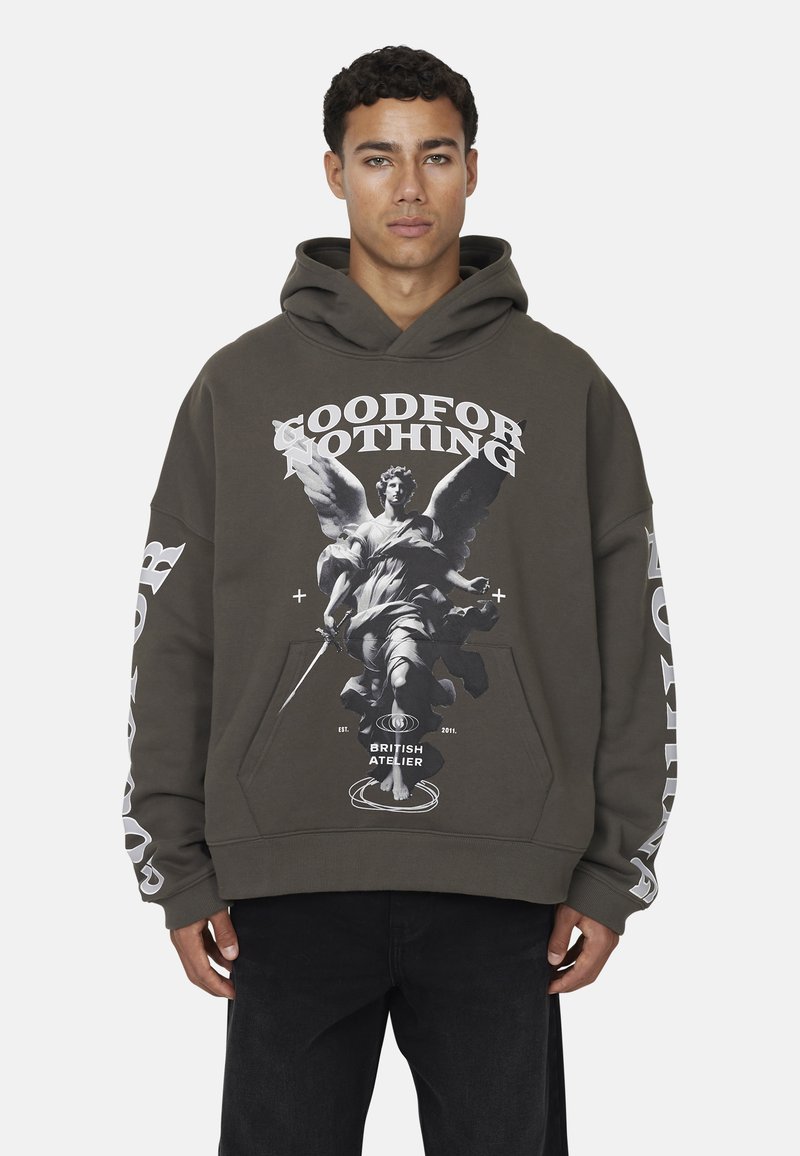 Hoodie vert olive arborant un graphique central d'une figure ailée tenant une épée. Texte "GOOD FOR NOTHING" en gras blanc, manches longues avec des accents blancs.