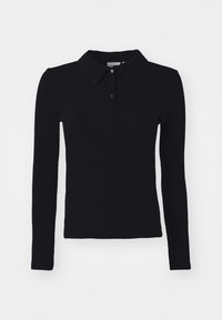 Camisa polo negra de manga larga con textura acanalada, con tapeta de botones y cuello. Diseño simple, sin patrones ni acentos.