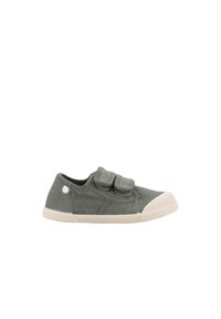 Zapato de lona verde con dos correas de Velcro, punta de goma blanca y suela texturizada. Cuenta con un pequeño logo lateral y un forro interior suave.