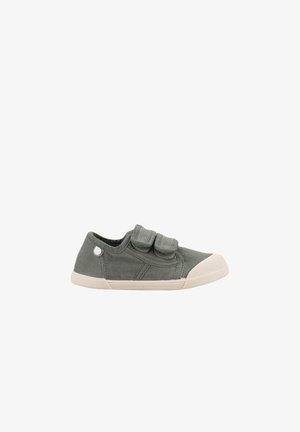 Zapato de lona verde con dos correas de Velcro, punta de goma blanca y suela texturizada. Cuenta con un pequeño logo lateral y un forro interior suave.