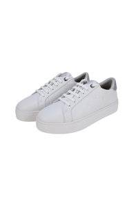 Sneaker bianche con tomaia in materiale sintetico liscio, caratterizzate da un motivo floreale testurizzato, dettagli in argento sulla linguetta e una robusta suola in gomma bianca.