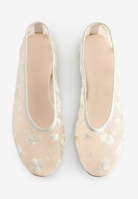Beige platte schoenen met bloemenborduursel, elastische randen en een gladde binnenvoering. Zacht, textuurstof met een ronde neusontwerp.