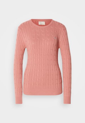 Puha rózsaszín, gyapjúzott pulóver, kerek nyakkivágással és hosszú ujjakkal. A texturált minta mélységet ad. Diszkrét logó a mellkason.