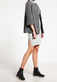 Club Monaco Stickad klänning - grey