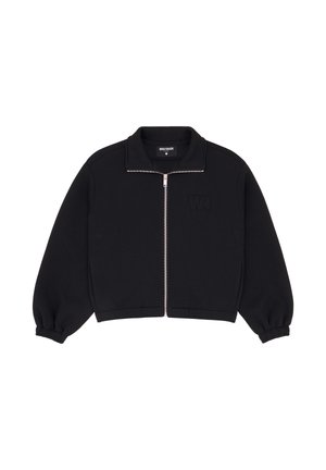 Schwarze Jacke mit Reißverschluss, langen Ärmeln, elastischen Bündchen, einem Kragen und einem dezenten "WB"-Logo auf der linken Brust.