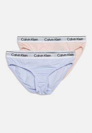 Twee paar Calvin Klein dames slips in lichtroze en lichtblauw met witte elastische taillebanden met zwarte logo tekst.