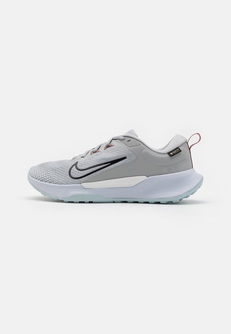 Nike Performance - JUNIPER 2 GTX - Pantofi alergare trail - light smoke grey/black/football grey/glacier blue/white, Extindeți