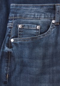 Jeans de denim azul oscuro con un bolsillo frontal, remaches metálicos y costuras en contraste. Textura suave con un diseño clásico de cinco bolsillos.