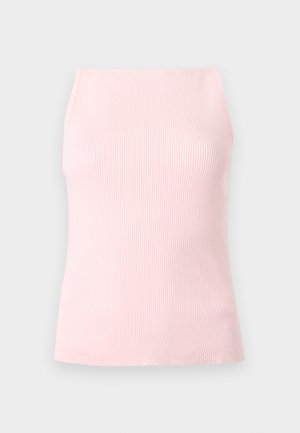 Ροζ πλεκτό τοπ χωρίς μανίκια με ψηλό τετράγωνο ντεκολτέ και εφαρμοστή σιλουέτα, εμφανιζόμενο σε ουδέτερο γκρι φόντο.