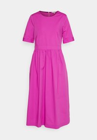 Robe midi magenta vive avec des manches courtes, taille cintrée, encolure ronde et jupe froncée sur un fond uni.