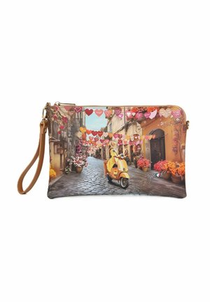 Borsa con cinturino da polso che presenta una scena di strada colorata con una persona su uno scooter giallo sotto decorazioni a forma di cuore appese e vasi di fiori.