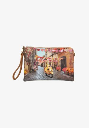 Borsa con cinturino da polso che presenta una scena di strada colorata con una persona su uno scooter giallo sotto decorazioni a forma di cuore appese e vasi di fiori.