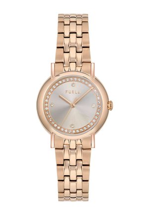 Reloj de pulsera de metal color oro rosa con brazalete enlazado, esfera redonda, detalles de cristal alrededor del dial y el nombre de la marca Furla sobre un fondo plateado.