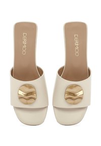 Beige schuiflippers met een glanzend, textuuraccent van goud op de band. Vlakke zool en een gladde binnenvoering. Merklogo zichtbaar op de binnenzool.