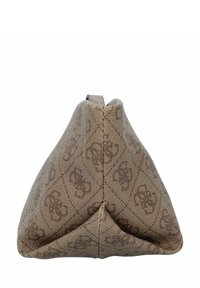 Pochette in tessuto marrone a forma triangolare, caratterizzata da un delicato motivo in rilievo, una superficie liscia e dettagli cuciti ai bordi.