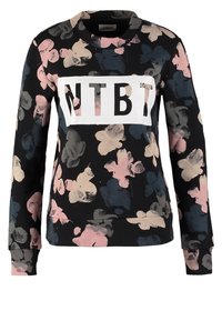 Černá mikina s barevným květinovým potiskem v růžové, modré a krémové barvě. Obsahuje bílou obdélníkovou nášivku s nápisem "NTBT" v tučných černých písmenech.