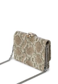 Bolso de mano con estampado de piel de serpiente en tonos beige y verde apagados, que cuenta con un broche con joyas y una correa de cadena plateada. Forma rectangular con acabado texturizado.