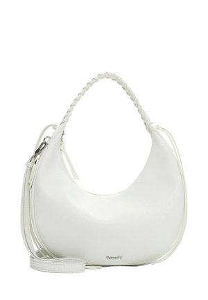 Weiße halbmondförmige Handtasche mit geflochtenem Griff, verstellbarem Schulterriemen und glatter, strukturierter Oberfläche vor schlichtem Hintergrund.