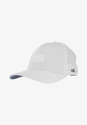 Gorra blanca con una parte frontal estructurada, paneles laterales de malla y un reverso de visera con un patrón azul. Presenta un parche de logo en la parte delantera.