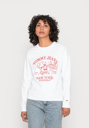 Baltas džemperis su raudonu grafiniu dizainu, vaizduojančiu virėją ir tekstu "TOMMY JEAN'S NEW YORK PIZZERIA." Minkšta medžiaga ir briaunoti rankogaliai.