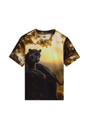Juodoji pantera ilsisi ant akmens su saulėlydžiu ir medžiais fone, atspausdinta ant trumpomis rankovėmis marškinėlių su apvalia iškirpte.