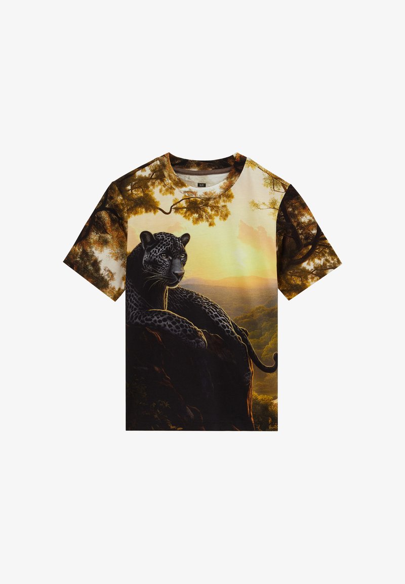 Fekete párduc pihen egy sziklán, háttérben naplemente és fák, nyomtatva egy rövid ujjú, kerek nyakú pólóra.