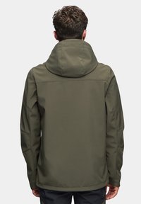 Zielona, kapturowa kurtka o gładkiej, teksturowanej powierzchni i dopasowanym kroju. Posiada szwy oraz dyskretny karczek z tyłu dla dodatkowego stylu.