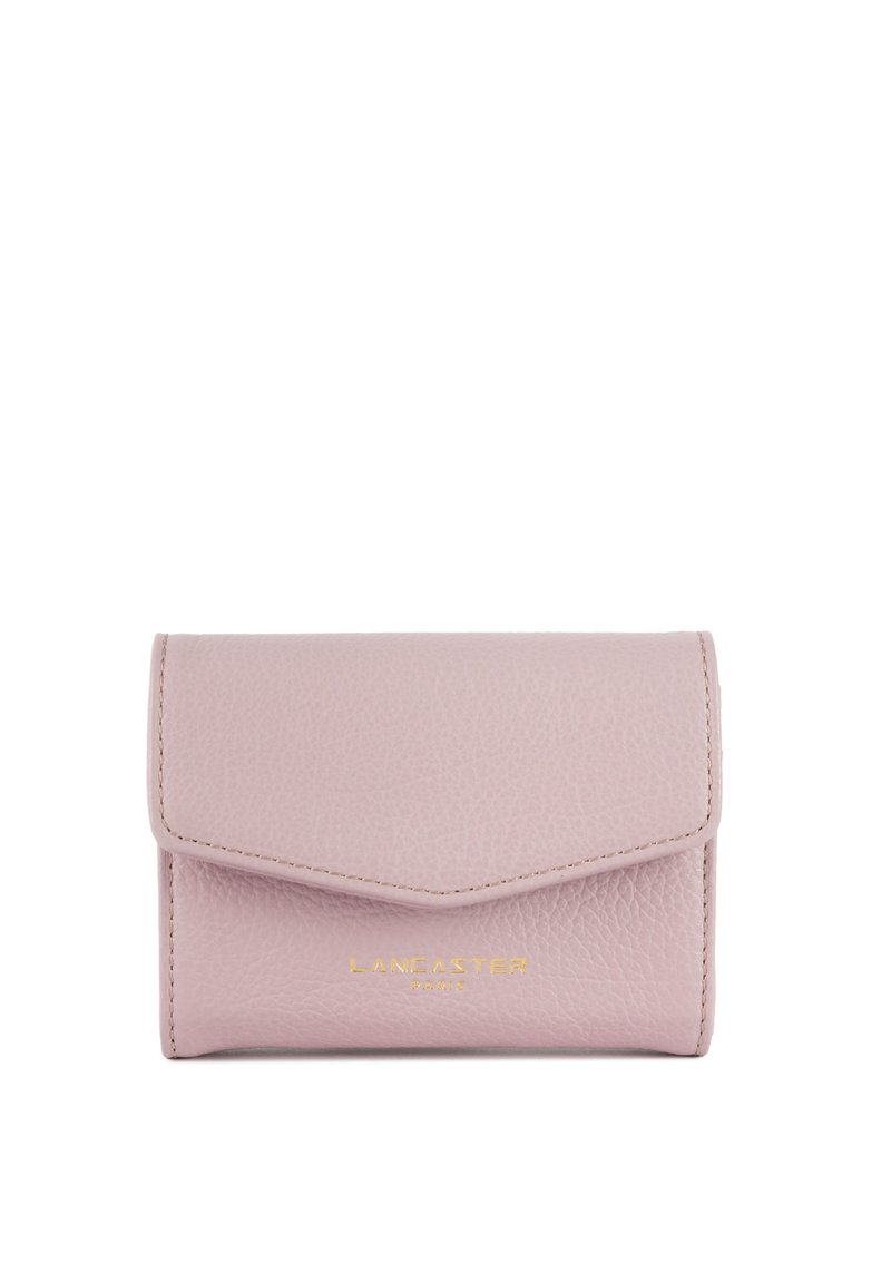 Roze leren portemonnee met een gestructureerd oppervlak, voorzien van een flapsluiting en het in goud geperste logo "LANCASTER PARIS".