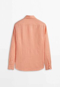 Chemise pêche à manches longues boutonnée, vue de dos, avec col et poignets boutonnés sur un fond blanc uni.