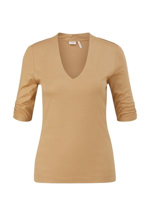 Hellbraunes Damenoberteil mit V-Ausschnitt und dreiviertellangen, gerafften Ärmeln auf weißem Hintergrund.