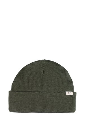 Berretto lavorato a maglia verde scuro con risvolto e una piccola etichetta con un logo sul lato. Materiale strutturato e design senza cuciture.