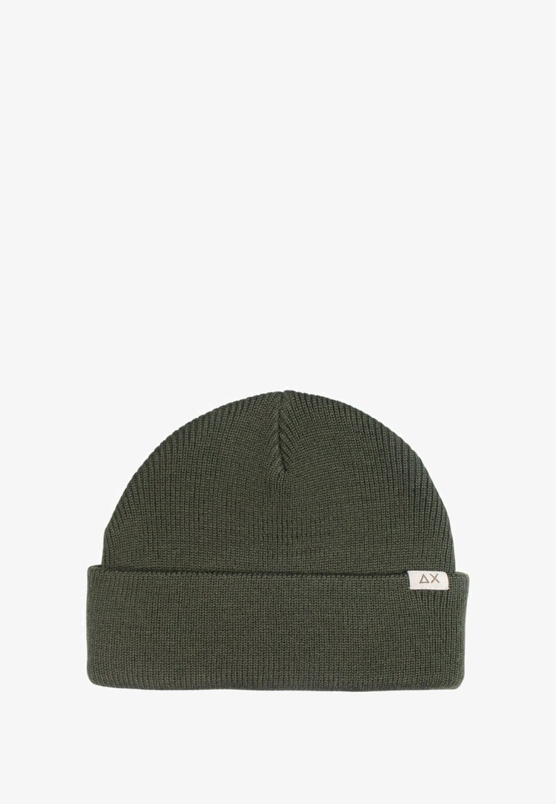 Berretto lavorato a maglia verde scuro con risvolto e una piccola etichetta con un logo sul lato. Materiale strutturato e design senza cuciture.