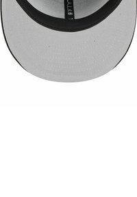 Vue de dessus d'une visière incurvée d'une casquette grise avec un bord noir et une étiquette 9FIFTY sur la bande intérieure supérieure.