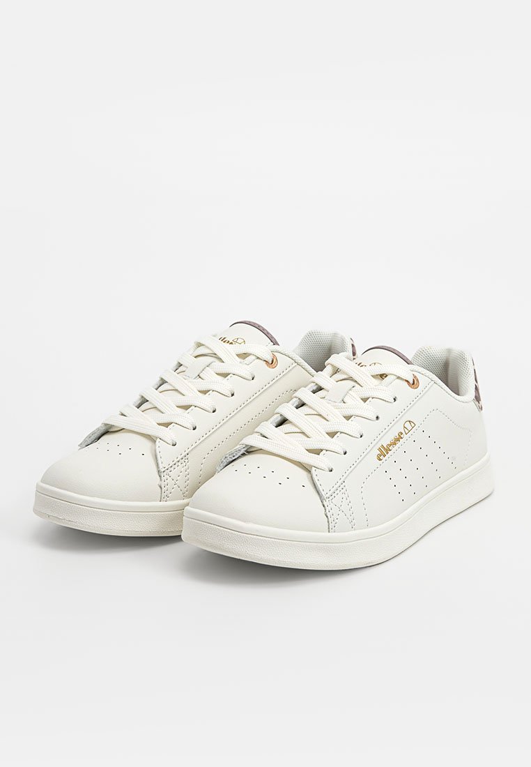 Sneakers bianchi in pelle con design perforato, suola in gomma piatta, punta rotonda e dettagli dorati ai lati. Stile classico con lacci.