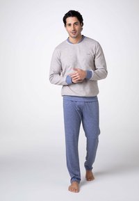 Felpa grigia a maniche lunghe con polsini a costine blu e pantaloni da pigiama blu abbinati, caratterizzati da una morbida texture e una vestibilità rilassata.