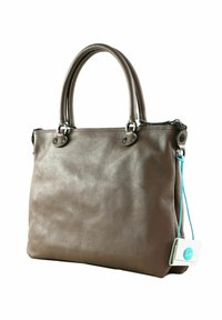 Sac fourre-tout en cuir marron avec poignées doubles, surface texturée, fermeture zippée, quincaillerie en argent et étiquette d'accent bleu.