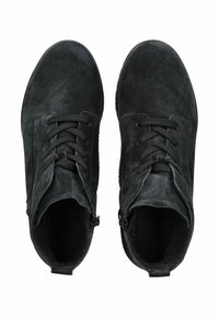 Bottines noires en daim à bout rond, à lacets sur le devant et zips sur le côté pour un accès facile. Surface texturée et doublure lisse.
