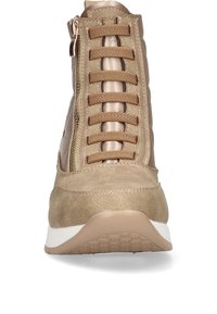 Zapatilla alta beige con parte superior de tela texturizada, detalle de cordones decorativos y cremallera lateral. Suela blanca con un fondo estampado.