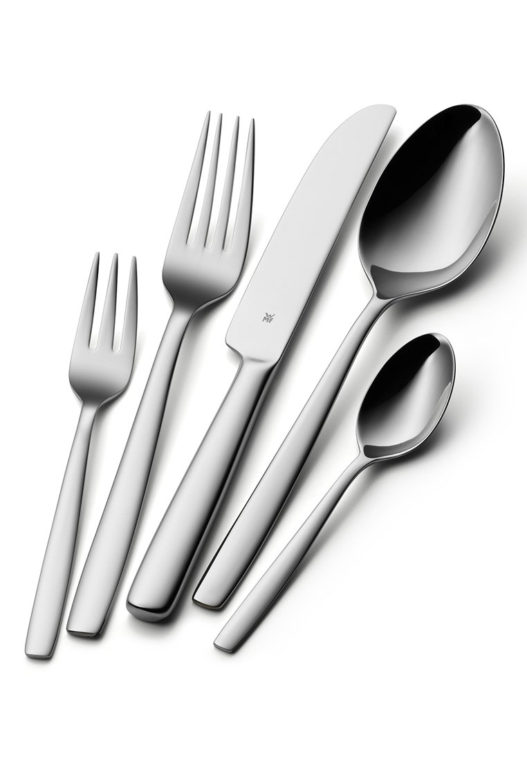 Edelstahl-Besteckset mit zwei Gabeln, einem Messer, einem großen Löffel und einem kleinen Löffel, die über glatte, geschwungene Griffe und eine polierte Oberfläche verfügen.