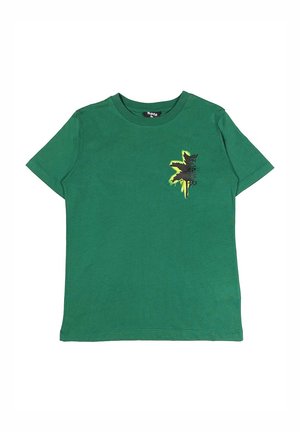 T-shirt verde in cotone con un design grafico nero e giallo sul lato sinistro del petto. Collo rotondo, maniche corte e vestibilità standard.