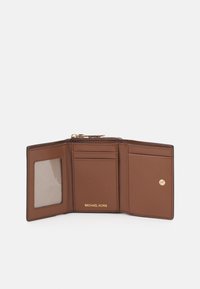 Portafoglio in pelle marrone con tre scomparti per carte, una finestra trasparente per l'ID e una chiusura a scatto. Presenta un dettaglio di marchio dorato all'interno.